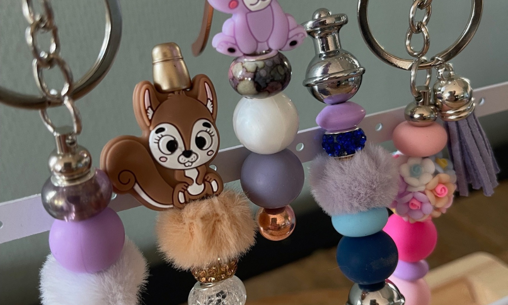 image met sleutelhander, flessenopener en pen met siliconen kralen