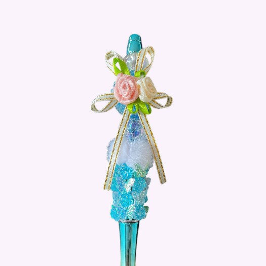 Handgemaakte blauw metalic pen versierd met bloemen, kralen, glitter en strikje in pastelkleuren, ideaal als creatief cadeau of decoratie.