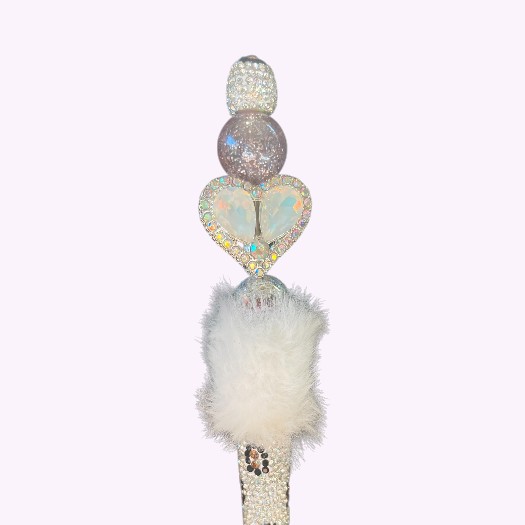 Luxe rhinestone pen met glinsterende kralen, hartvormige decoratie en wit bontje, perfect voor girly schrijfwaren of als cadeau.