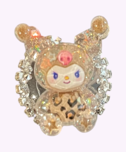 Bruine Kuromi-stijl kraal met luipaardprint outfit en glitteroren, omlijst met strasssteentjes – opvallend figuurtje voor unieke DIY-accessoires