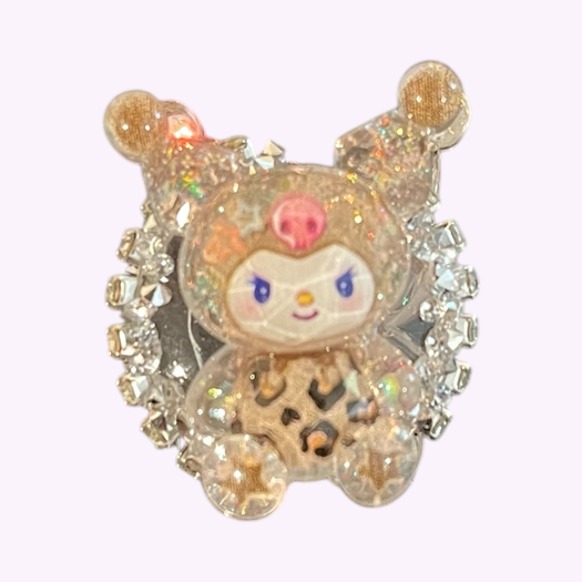 Bruine Kuromi-stijl kraal met luipaardprint outfit en glitteroren, omlijst met strasssteentjes – opvallend figuurtje voor unieke DIY-accessoires