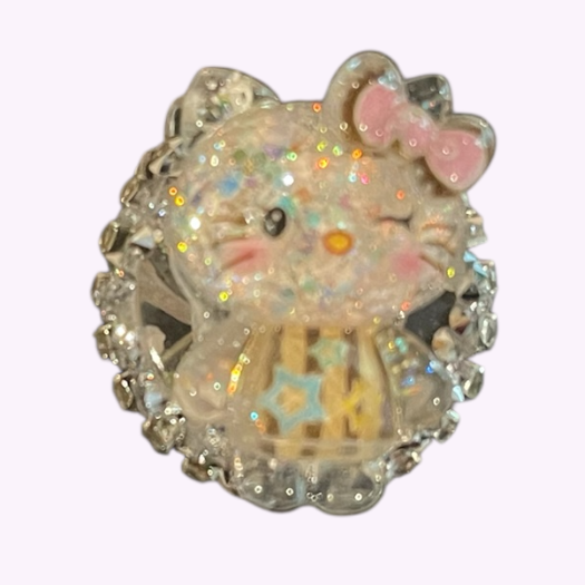 Schattige glitterende kat met knipoog, roze strik en sterretjes op haar kleding – siliconen kraal met strassrand voor creatieve projecten