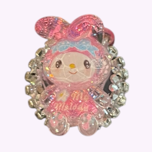 Roze My Melody-stijl kraal met blauwe strik en glittereffect – versierd met een strassrand, ideaal voor kawaii DIY creaties zoals pennen of sieraden