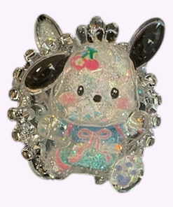 Zilveren glitterkraal met zwart-wit figuurtje, kroon en kersen op het hoofd – ideaal voor kawaii sieraden of DIY decoratie