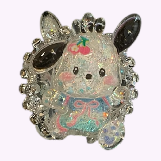 Zilveren glitterkraal met zwart-wit figuurtje, kroon en kersen op het hoofd – ideaal voor kawaii sieraden of DIY decoratie