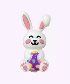 Wit siliconen konijntje met roze oortjes en paasei in handen – ideaal voor DIY paasdecoratie en sleutelhangers