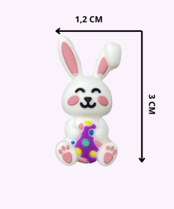 Staand wit siliconen konijntje met roze oortjes en vrolijk gezichtje, houdt een paasei vast met kleurrijke stippen – ideaal voor paasdecoratie of DIY sleutelhangers