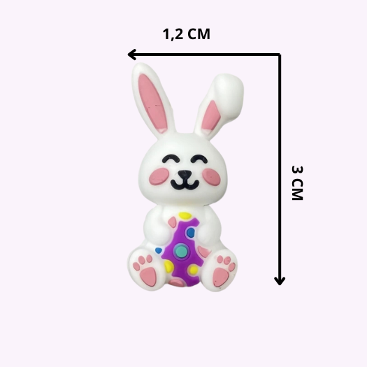 Staand wit siliconen konijntje met roze oortjes en vrolijk gezichtje, houdt een paasei vast met kleurrijke stippen – ideaal voor paasdecoratie of DIY sleutelhangers