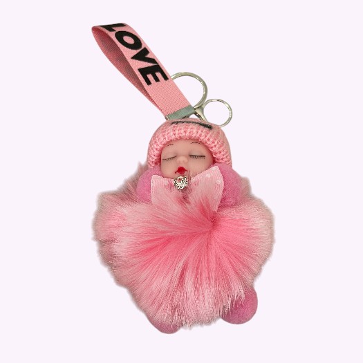 Roze fluffy sleutelhanger met slapend baby popje en LOVE-bandje – schattig accessoire voor tas of sleutelbos
