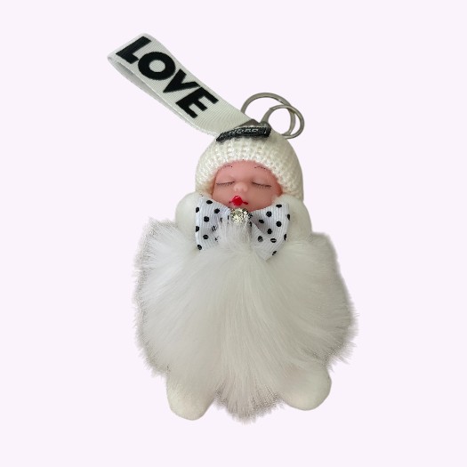 Witte fluffy sleutelhanger met slapend baby popje en LOVE-bandje – zacht accessoire voor tas of sleutelbos