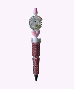 DIY-pen met roze strass, versierd met siliconen kralen zoals een glanzende kat met strass, een hartje, een strik en een parelmoerachtige snoepkraal – perfect voor kawaii knutselprojecten of als uniek cadeau
