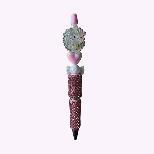 DIY-pen met roze strass, versierd met siliconen kralen zoals een glanzende kat met strass, een hartje, een strik en een parelmoerachtige snoepkraal – perfect voor kawaii knutselprojecten of als uniek cadeau